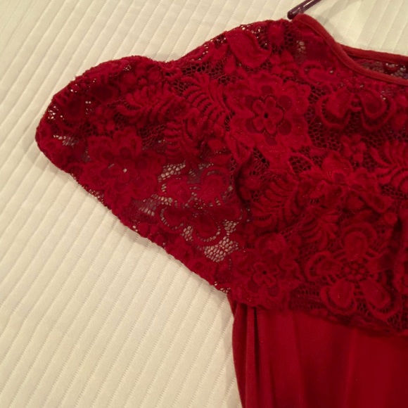 Red lace top dress. Incredibly flattering - Picture 3 of 7